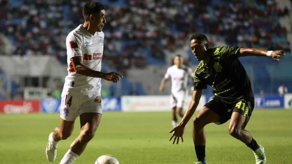 Andy Najar traslada la bola ante la atenta marca de un ex Olimpia, Christian Altamirano. (Foto: David Romero / La Prensa)