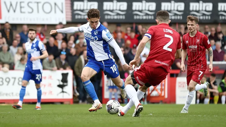 Brandon Aguilera se reencontró con el gol en el triunfo de Bristol Rovers.