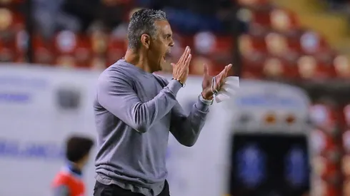 QUERETARO, MEXICO - AUGUST 22: Héctor Altamirano, coach of Querétaro gestures during the 6th round match between Querétaro and Pachuca as part of the Torneo Grita Mexico A21 Liga MX at La Corregidora Stadium on August 22, 2021 in Queretaro, Mexico. (Photo by Manuel Velasquez/Getty Images)