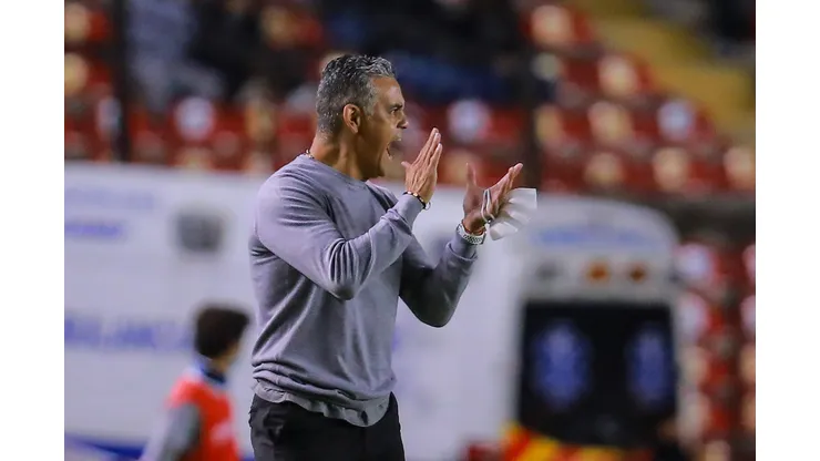 QUERETARO, MEXICO - AUGUST 22: Héctor Altamirano, coach of Querétaro gestures during the 6th round match between Querétaro and Pachuca as part of the Torneo Grita Mexico A21 Liga MX at La Corregidora Stadium on August 22, 2021 in Queretaro, Mexico. (Photo by Manuel Velasquez/Getty Images)