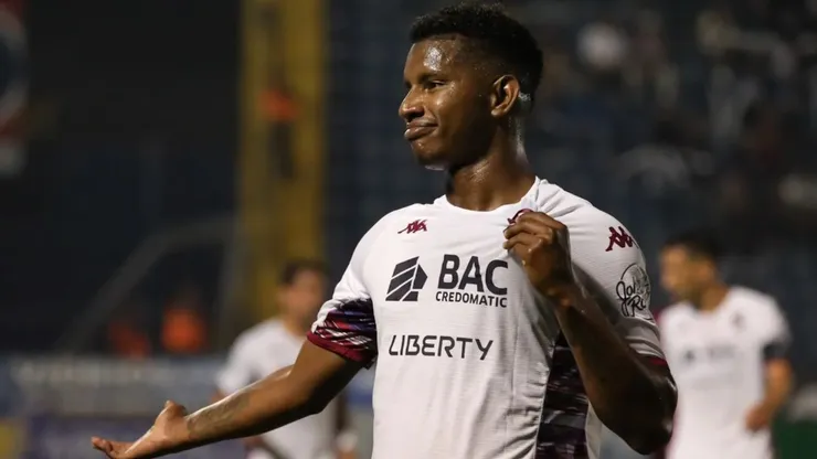Fidel Escobar elogió a Douglas Sequeira