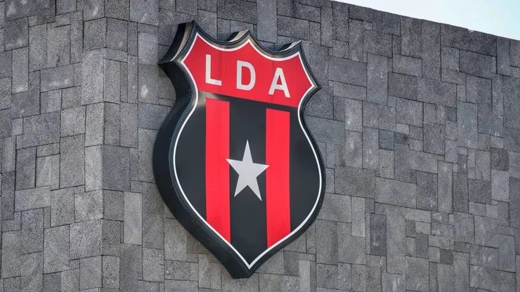 Alajuelense se despega de Saprissa.