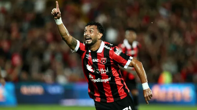 Michael Barrantes celebra tras haberle anotado a Liberia. (Foto: José Cordero / La Teja)