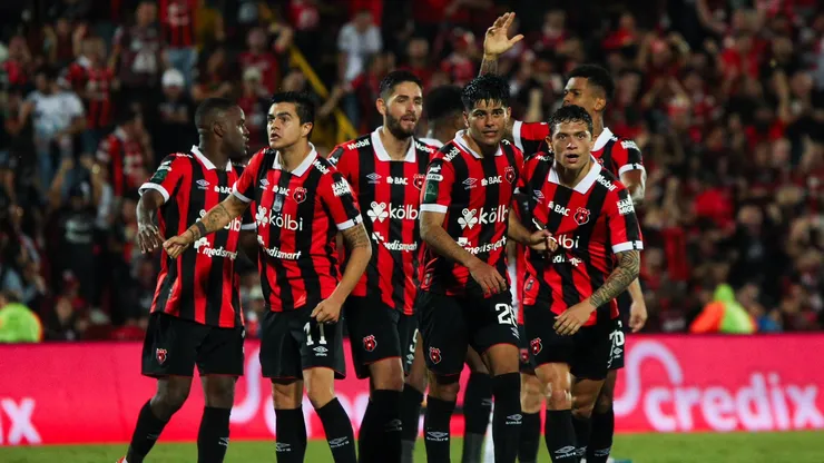 El refuerzo de Alajuelense que llega con problemas