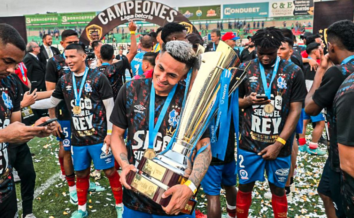 Andy Najar con el título que levantó en Honduras. Foto: La Prensa.