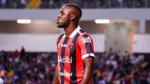 La afición de Saprissa se burla de Joel Campbell, dentro y fuera de La Cueva