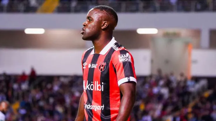 La afición de Saprissa se burla de Joel Campbell, dentro y fuera de La Cueva