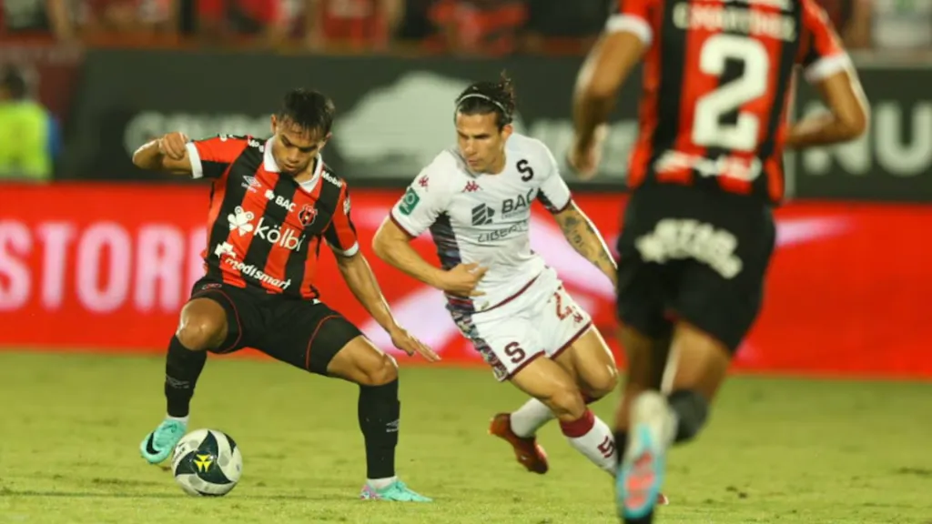 Aarón Suárez y Luis Paradela, en acción durante la final de ida. (Foto: José Cordero / La Nación)