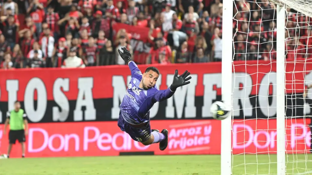 Esteban Alvarado en acción durante la final en “La Catedral”. (Foto: La Nación)