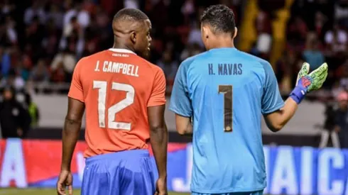 Joel Campbell se eleva por encima de Keylor.