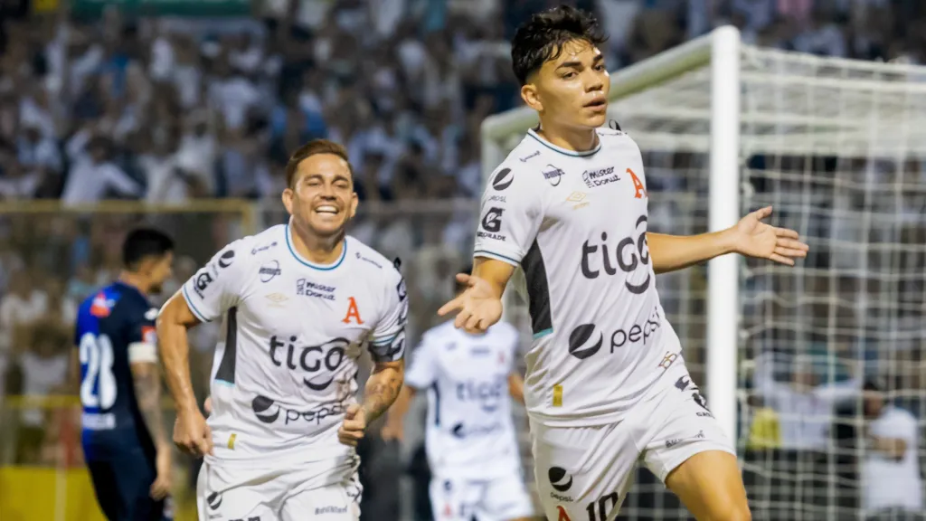 El ex Chalatenango celebra el golazo con el que Alianza eliminó a FAS. (Foto: Alianza FC)