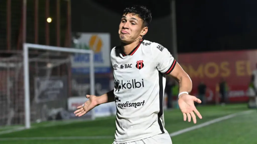 Lesme celebra luego de convertir su penal y eliminar a Herediano en semis. (Foto: La Nación)