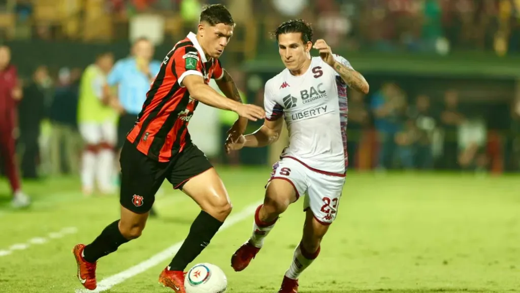 Saprissa y Alajuelense no han podido sacarse diferencias en este torneo: empataron 0-0 y, más recientemente, 2-2. (Foto: José Cordero / La Teja)