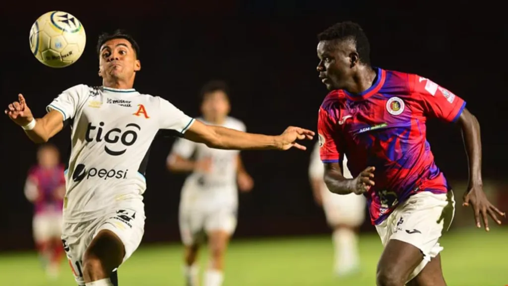 A lo largo de las vueltas, empataron 0-0 y Alianza derrotó 1-0 a FAS. (Foto: EDH / Jorge Reyes)