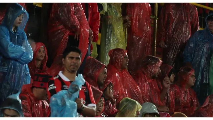 Tragedia en Alajuelense vs. Herediano: falleció un aficionado durante la semifinal en Costa Rica