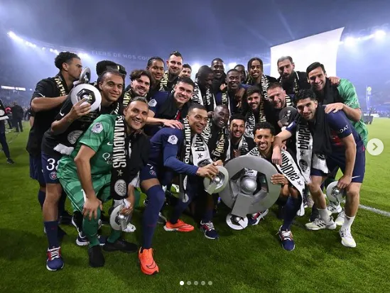 Keylor Navas junto a sus compañeros del PSG