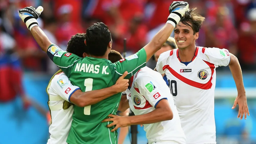 Bryan Ruiz corre a abrazar a Keylor Navas luego de vencer 1-0 a Italia en Brasil 2014. (Foto: Getty)