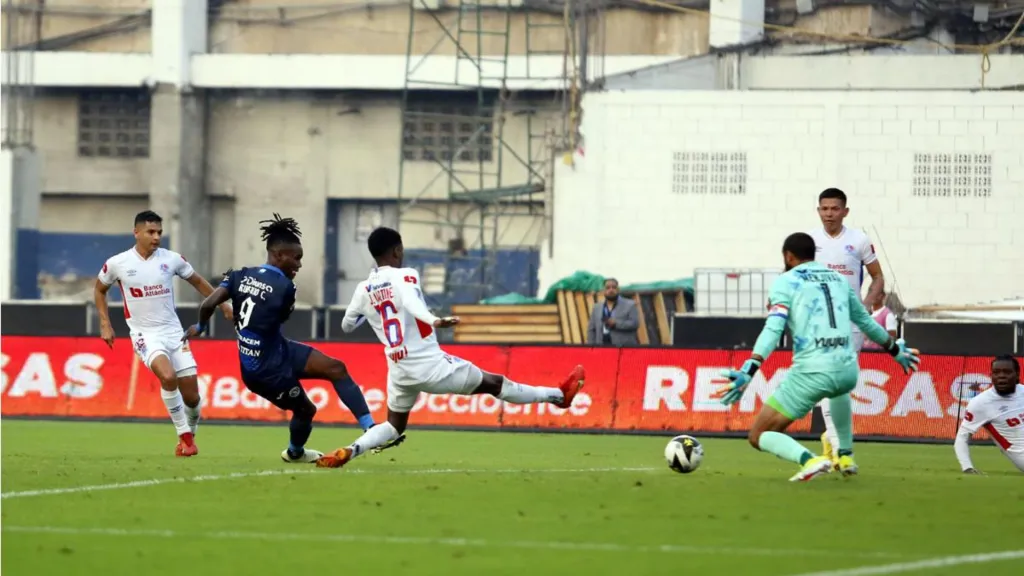El último clásico capitalino finalizó 2-2. Para Olimpia anotaron Chirinos y Bengtson, mientras que para Motagua hicieron lo propio Castillo y Vega. (Foto: El Heraldo)