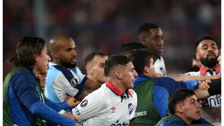 Luis Mejía en medio de una riña y las polémicas en Nacional-River por Copa Libertadores