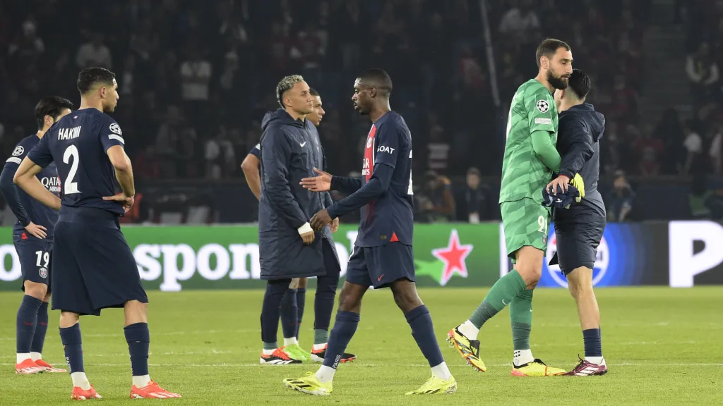 Keylor Navas se acerca a consolar a sus compañeros tras una nueva eliminación de PSG. (Foto: Imago)