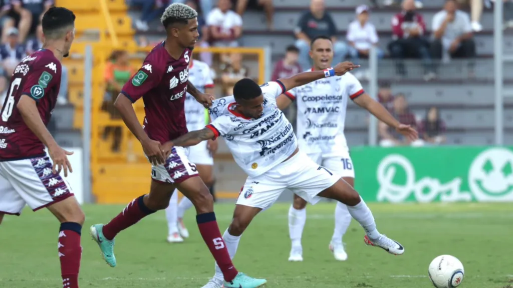 Duelo de panameños: Eduardo Anderson marca a César Yanis en el último Saprissa – San Carlos, disputado el 3 de marzo, que finalizó 2 a 2. (Foto: Toros del Norte)