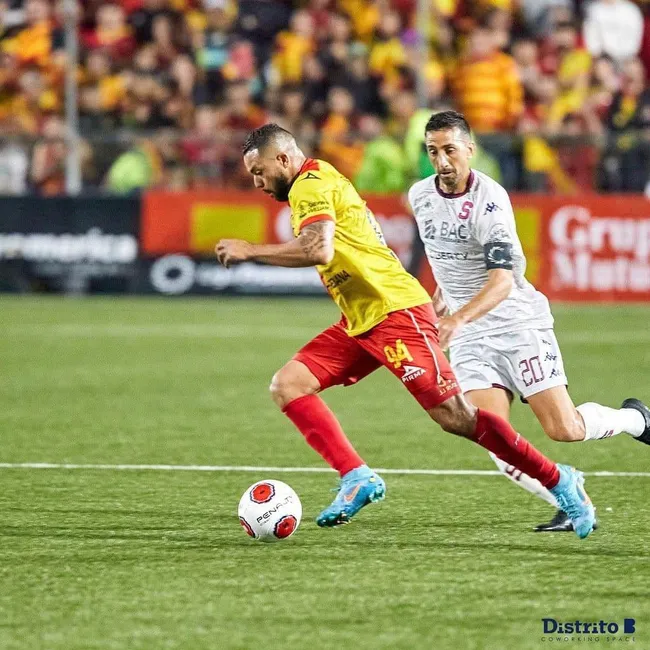 , John Jairo Ruiz ante Saprissa / Distrito