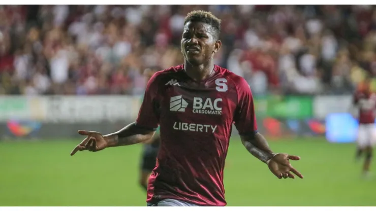 Fidel Escobar lidera estadística mundial con el Saprissa