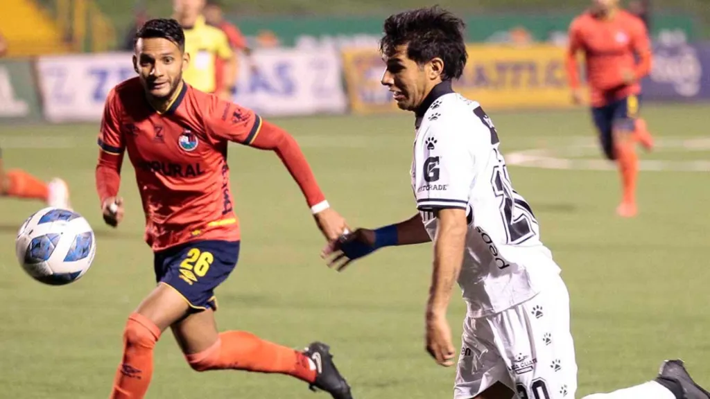 Rudy Barrientos persigue a “Chucho” López durante la semifinal de ida. (Foto: Comunicaciones FC)