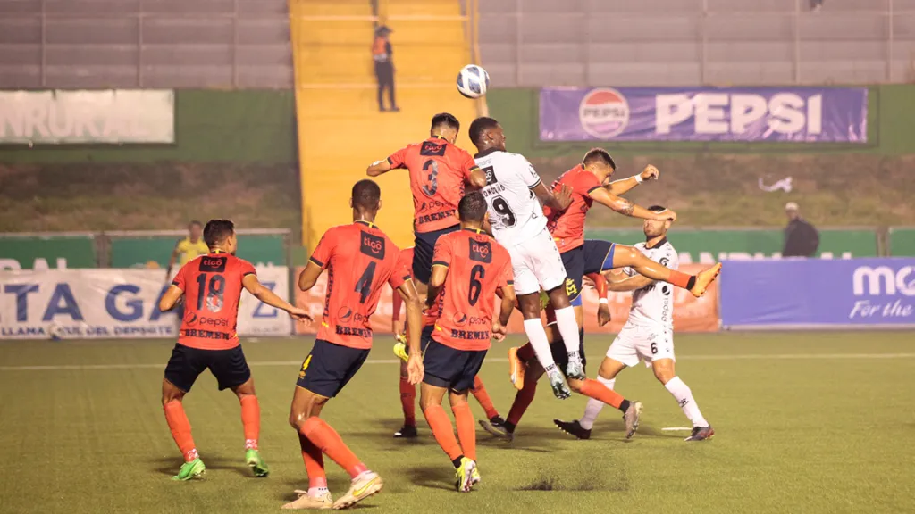 El último cruce entre Cremas y Rojos tuvo lugar el pasado 17 de abril, en la fecha 12, y quedó 0-0. (Foto: Comunicaciones FC)
