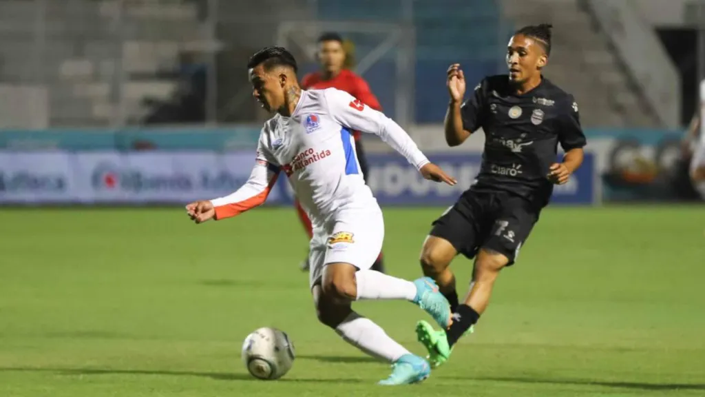 Michaell Chirinos traslada la pelota; detrás aparece el brasileño Kennedy Rocha. (Foto: Emilio Flores/El Heraldo)
