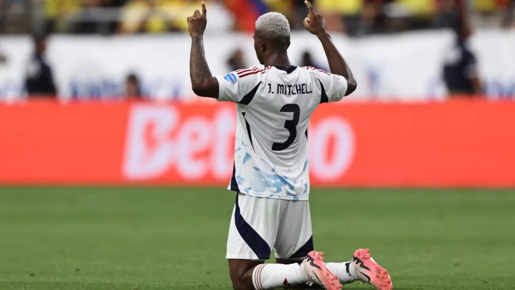 Jeyland Mitchell es seguido de cerca (Getty Images).