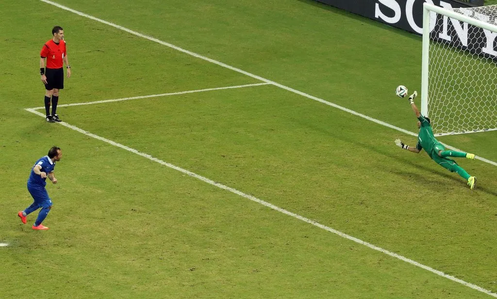 RECIFE, BRAZIL – JUNE 29:  Keylor Navas of Costa Rica saves a penalty kick by Theofanis Gekas of Greece during the 2014 FIFA World Cup Brazil Round of 16 match between Costa Rica and Greece at Arena Pernambuco on June 29, 2014 in Recife, Brazil.  (Photo by Renato Spencer/Getty Images)