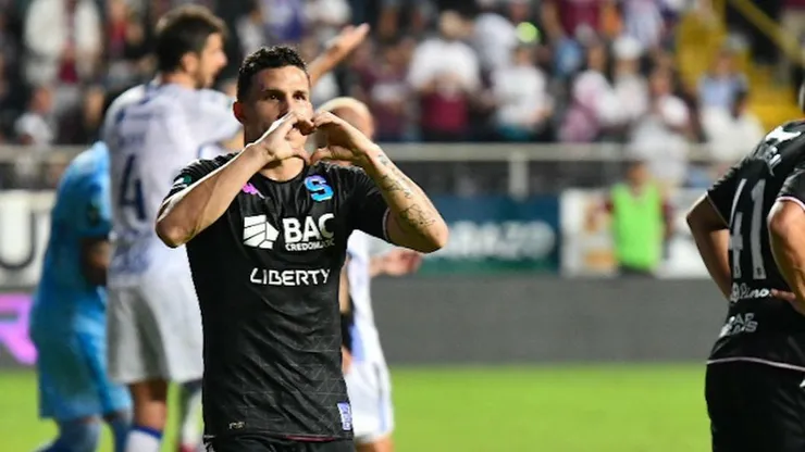 Paradela ya no es más morado y en Saprissa lo extrañan.