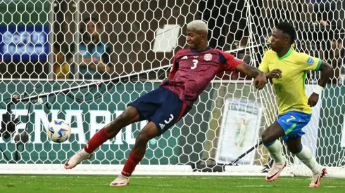 Jeyland Mitchell se prepara para dar el salto (Getty Images).