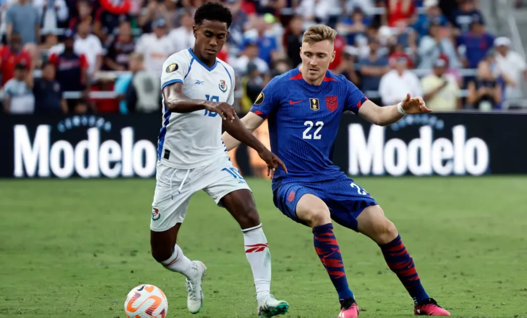 Yoel Bárcenas en acción durante el último cruce entre Panamá y Estados Unidos, por las semifinales de la Copa Oro, en el que los centroamericanos ganaron 5-4 en los penales. (Foto: EFE)