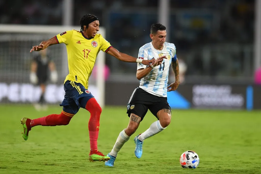 Johan Mojica of Colombia competes for the ball with Angel Di Maria (Photo by Marcelo Endelli/Getty Images)