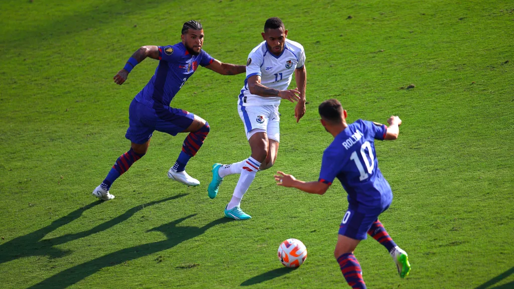 Ismael Díaz a punto de recibir la bola en el último Panamá – Estados Unidos. (Foto: Getty)