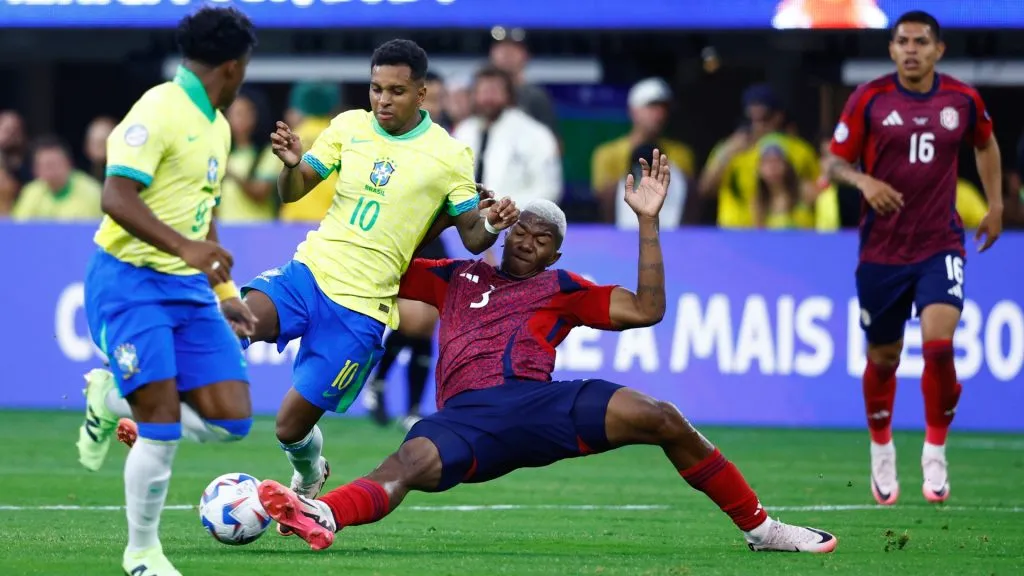 ¿Y Rodrygo? Él también sufrió a Jeyland Mitchell. (Getty Images)