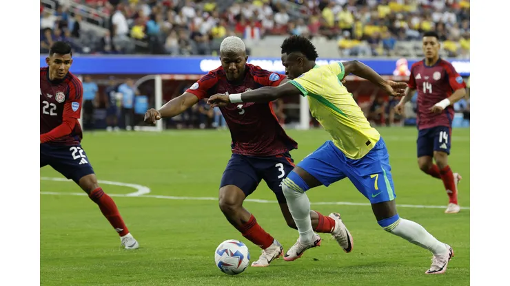 INGLEWOOD, CALIFORNIA - JUNE 24: Jeyland Mitchell of Costa Rica challenges for the ball with Vinicius Junior of Brazil during the CONMEBOL Copa America 2024 Group D match between Brazil and Costa Rica at SoFi Stadium on June 24, 2024 in Inglewood, California. (Photo by Kevork Djansezian/Getty Images)