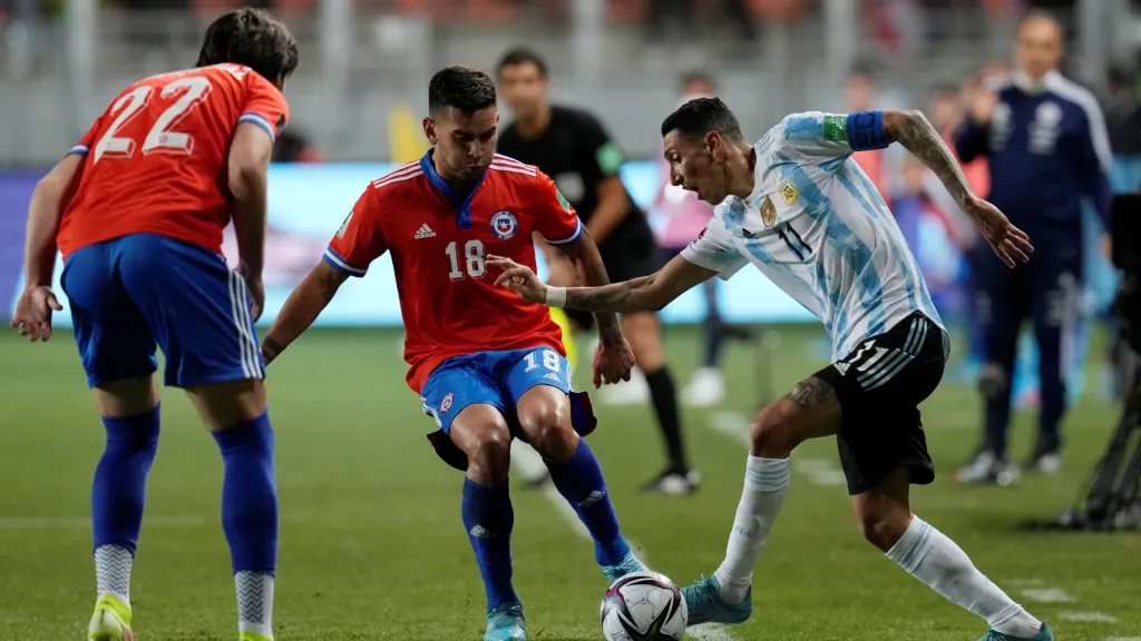 El último enfrentamiento entre ambas selecciones tuvo lugar el 27 de enero de 2022. Aquel día, en Calama, Chile, Argentina derrotó 2-1 a los locales. (Foto: REUTERS/Esteban Felix)