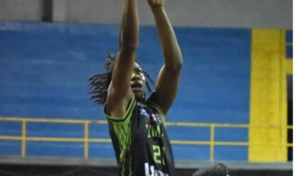 Jeyland Mitchell jugaba al basquet y al fútbol a la vez.