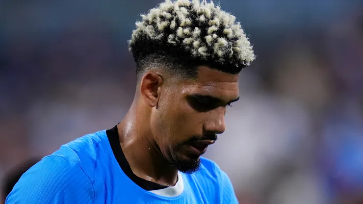 Ronald Araújo y la situación que no le permitió terminar el partido