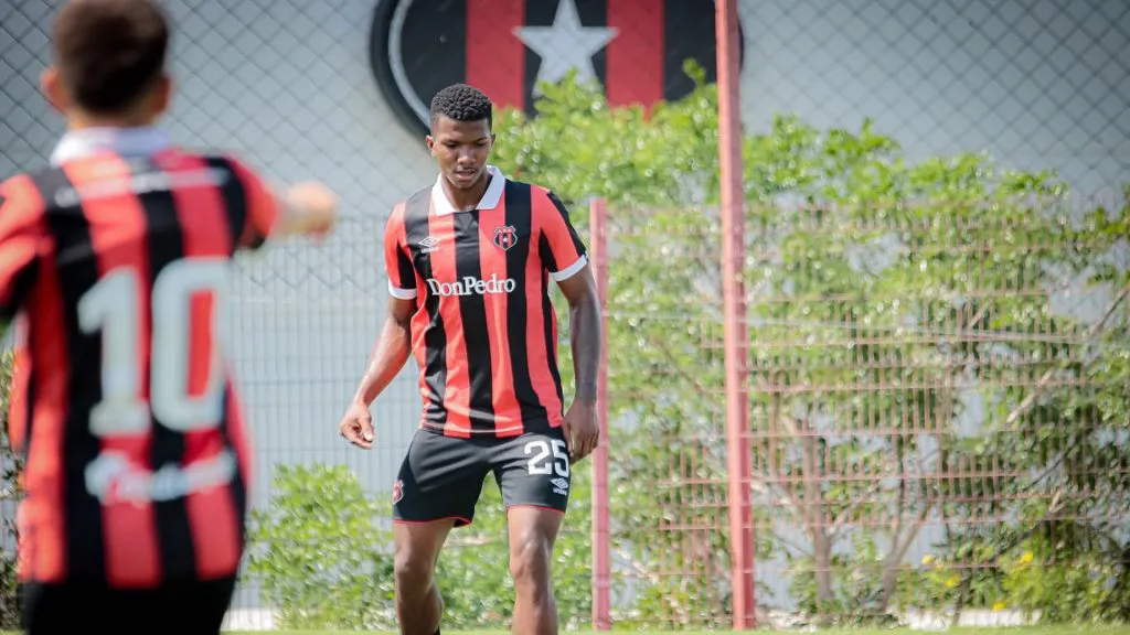 Mitchell, uno de los mariscales del Alajuelense de Guimaraes. (Instagram)