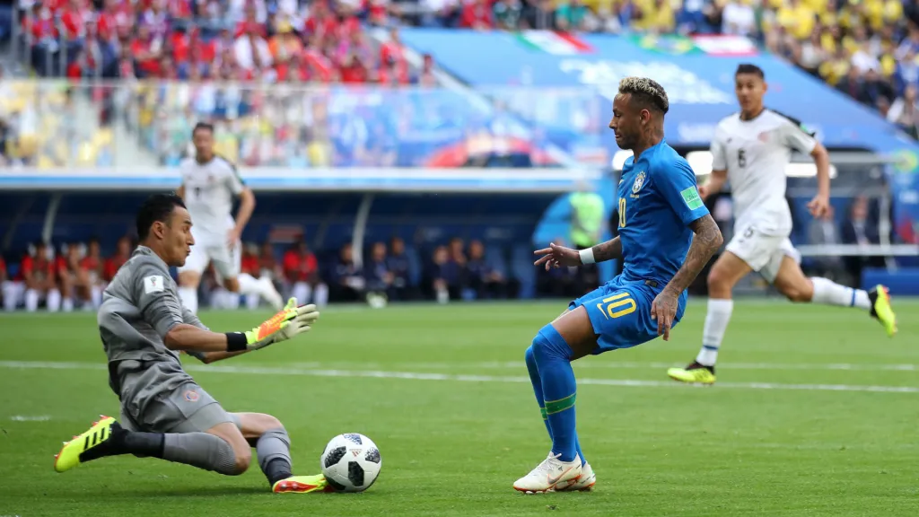 Keylor Navas sale a achicarle a Neymar en la derrota 2-0 de Costa Rica frente a Brasil, por la fase de grupos del Mundial de Rusia 2018. Aquella fue la última vez que se enfrenaron. (Foto: Julian Finney / Getty)