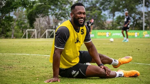 Kendall Waston mostró habilidades fuera de la cancha.