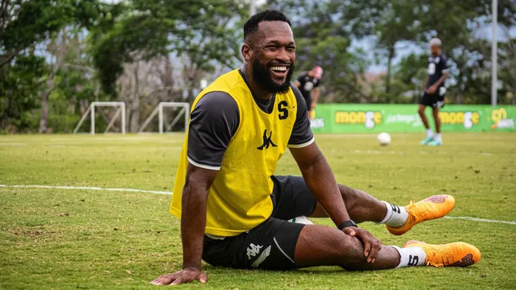 Kendall Waston mostró habilidades fuera de la cancha.
