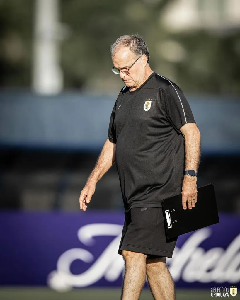 A Bielsa se lo vio así de preocupado con los terrenos de juego donde se entrena Uruguay. (@aufoficial)