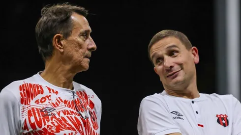 Guimaraes y Fontana trabajan codo a codo.