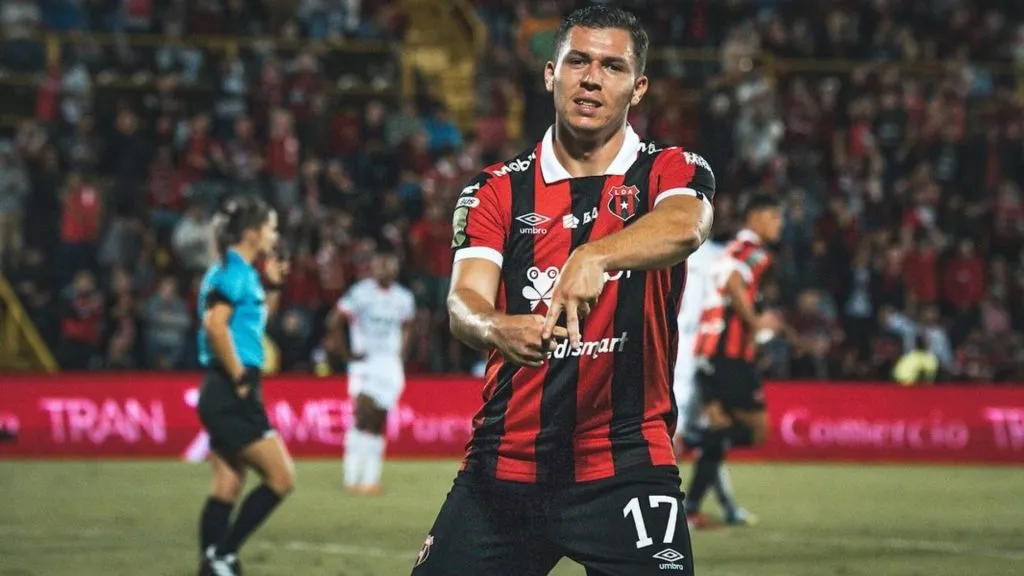 Carlos Mora pidió seguir usando la dorsal que tenía en Alajuelense.