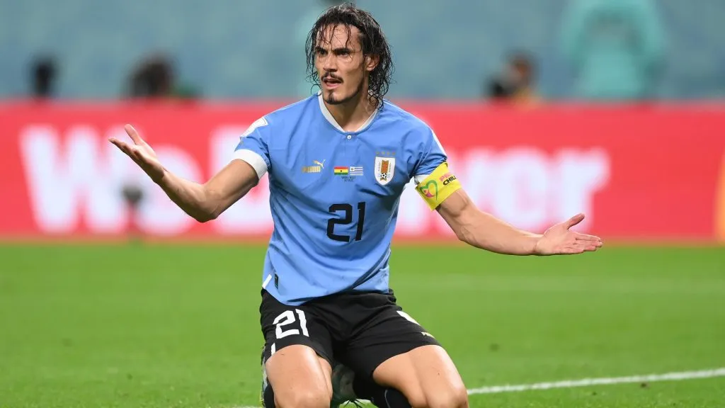 Edinson Cavani, como Keylor Navas, se retiró de su selección.